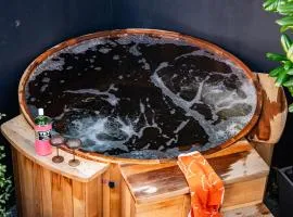 King Bed, Hot Tub & Parking in Heart of Sandy Bay