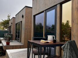 House of Tayan - Lakeside Cabins, hotel i Tong