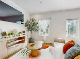 Dog friendly home near the Wharf with internet and free parking