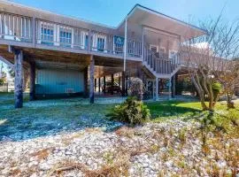 Dog-Friendly Bayfront Getaway with Two Kitchens Free WiFi & a Great Location