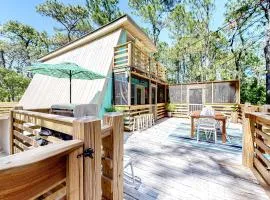 Charming A-frame with whimsical decor WiFi decks sunroom W&D & AC - dogs OK