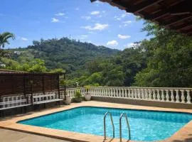 Casa de hóspede com piscina, churrasqueira e vista para montanha