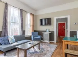 Cozy Downtown Back Unit - The Sunny Southern Manse