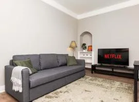 2 Bedroom Flat - Free Parking - by Holiday Homes