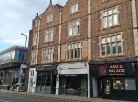 An essential studio flat located in the town centre riverside