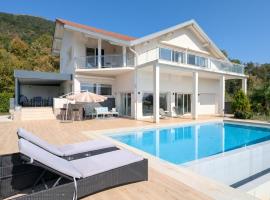 Luxurious Villa with Pool, hotel a Échenevex