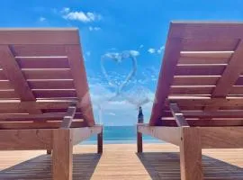 Private Suite, Walk to the Beach, Oceanview Rooftop Pool, Fast WiFi
