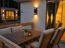 Premium Bungalow Ferienwohnung auf Rügen - bis 5 Personen - nur 100m zum Naturstrand - mitten im Wald - Familien und Hunde herzlich willkommen - Feriensiedlung Schwalbennest, Hotel in Dranske