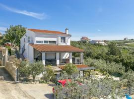 Apartments by the sea Necujam, Solta - 18993, hotel a Grohote