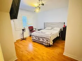 Luxury house 10 bdrms - near airport, sq 1, Private Backyard