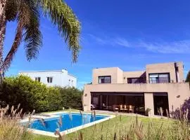 Casa con piscina en Estancias del Pilar, 3 dormitorios, jardín y parrilla