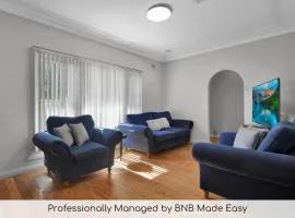 Crossroads Cottage - Close to Zoo Charming & Cosy