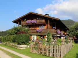 Gästehaus Schönfeld, hotel v destinaci Reit im Winkl