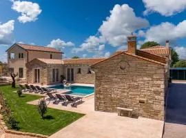 Villa Stonica With Pool - Happy Rentals