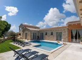 Villa Stonica With Pool - Happy Rentals