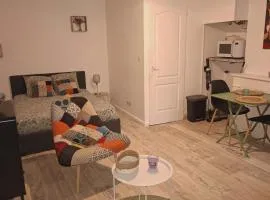 studio cosy meublé, terrasse et patio pour vélo