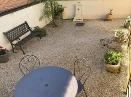 Appartement cosy avec cour privée & terrasse Calme idéal couples familles