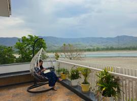 Anjaneya luxury ganga view villa by Tripongo stays, hotel i Rishikesh