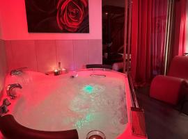 Nuit Défendue - Jacuzzi, sauna & expérience intime avec pièce secrète, Hotel in Tournus