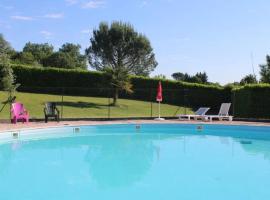 Camping 3 étoiles - Piscine - eehgef, hotel v destinaci Castelnau-Picampeau