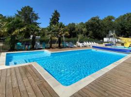 ZEcamping 3 étoiles - piscine chauffée et club enfant, hotelli kohteessa Guéméné-Penfao