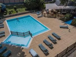 ZEcamping 4 étoiles familial pet friendly animé piscine chauffée, hotel ad Aramits