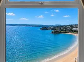 Loveliest Homes The View 2 bed Apartment overlooking the Beach