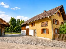 CROWN LIVING Holiday Home "Zum Klettersteig" Bürs, up to 18 guests - Sauna - Climbing Wall - Ski & Bike Storage - Highspeed Wifi - Free Parking、Bürsのホテル