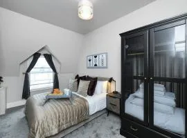1-Bedroom City Centre Flat - Steps from Market Square