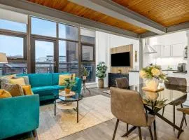 Central Apt Near Old Market Square with Parking