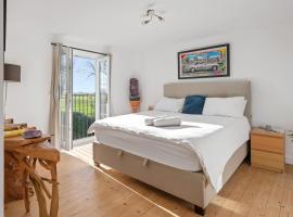 Spacious 6-Bed Countryside Home Surrounded by Nature, Hotel in Sutton Bridge