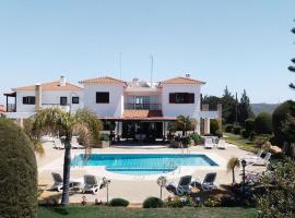 Mountain view 6 bed mansion with Private Padel Court, Pool & Gym, Hotel in Larnaka