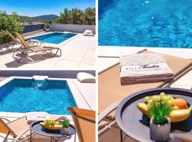 Villa THALIA، فندق في تيسنو