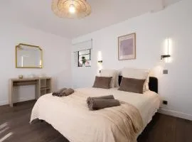 Spacious Designer Duplex 9 Guests Fully Renovated