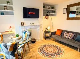 Stylish Townhouse - 8 Mins From Leeds - Free Fast WiFi - Free Parking