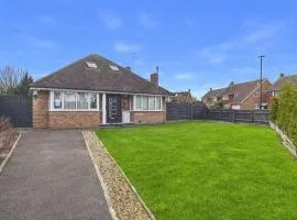 Modern & Cosy Home with Free Parking and Wifi
