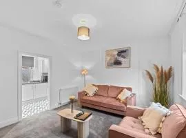 Cosy, Modern 2BR In The Centre of Montrose