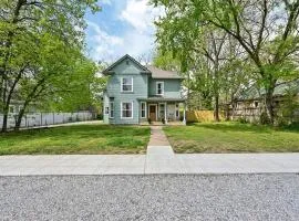 Cozy & Spacious Retreat with Fire Pit and Outdoor Lounge in Siloam Springs, Arkansas