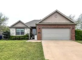 Family-Friendly Getaway with Large Yard & Cozy Living Spaces in Siloam Springs, Arkansas