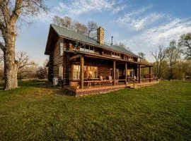 Classic Log Cabin Hideaway with Loft, Balcony & Fireplace in Buffalo, Wyoming