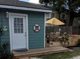Peaceful Cottage Stay with Private Deck and Grilling Areas in Bacliff, Texas