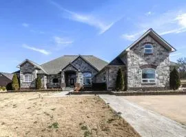 Stylish Comfort Haven with Game Room & Covered Patio in Siloam Springs, Arkansas