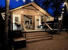 Rustic Lake Bastrop Cabin with Private Patio & Grill near Austin, Texas