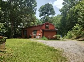 Amazing Cabin with Fireplace, Games and Fire Pit in Polk County, Tennessee