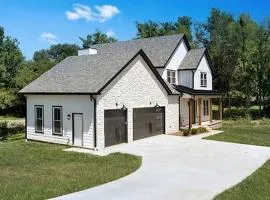 Beautiful Secluded Cottatge Nestled Amidst Trees in Mount Juliet, Tennessee