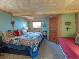 Cozy Cabin Close to Hiking Trails in Round Top, Texas