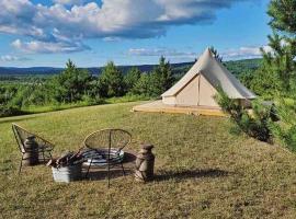 Escape to the Stars: Bell Tent Getaway for Couples in Michigan's Idyllic Destination – hotel w mieście Boyne Falls