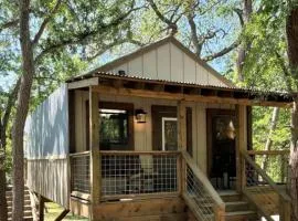 Cibolo Family Getaway: Waterfront Tented Cabin for a Glamping Holiday