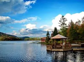 Tranquil Glamping Mountain Getaway: Beautiful Cabin by a Lake in the Adirondack Park in Eagle Bay, New York