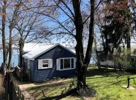 Charming Pet-Friendly Cottage Seconds from Lake near Rochester, New York